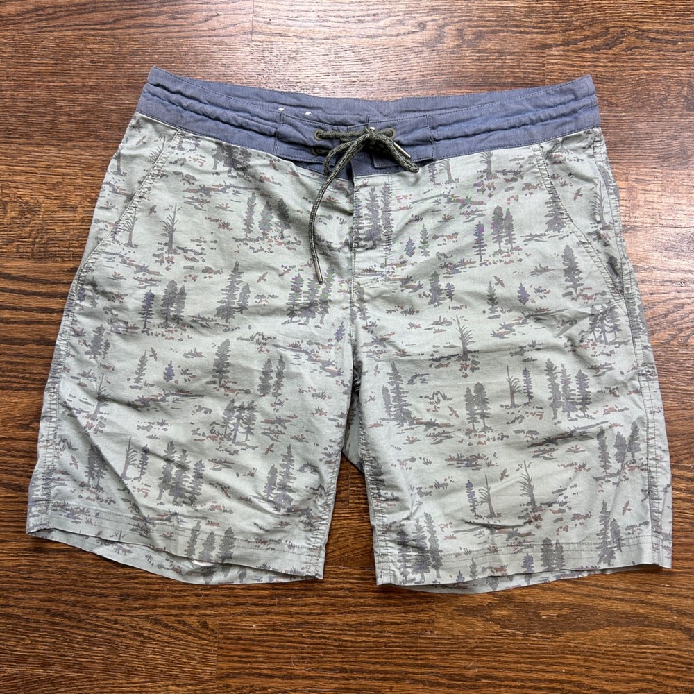 Columbia Omni‎ Shade Shorts Mens 36 Green Grey Forest Pine Tree Print Hiking